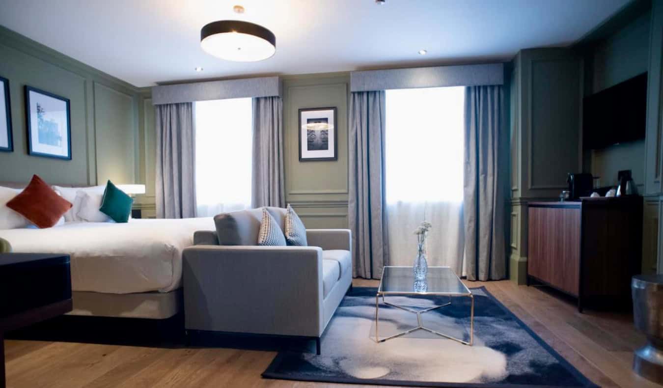 Ένα ευάερο και φωτεινό δωμάτιο ξενοδοχείου στο ξενοδοχείο Counting House στο Λονδίνο, Αγγλία