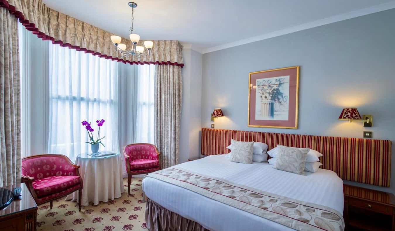 Ένα μεγάλο δωμάτιο ξενοδοχείου που μοιάζει με B&B, με vintage διακόσμηση, στο London Lodge Hotel στο Λονδίνο, Αγγλία