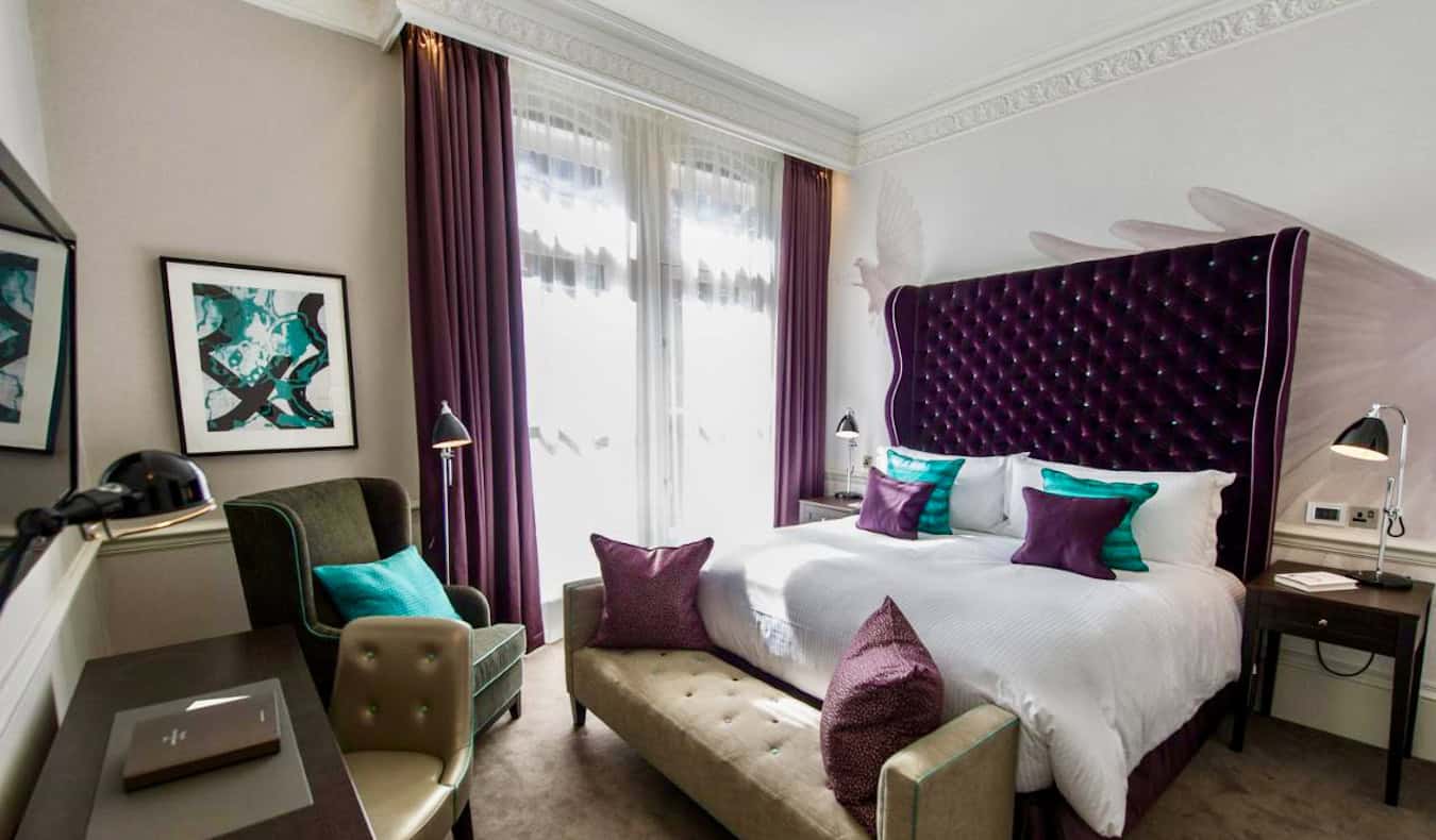 Ένα μοναδικό και πολύχρωμο boutique δωμάτιο ξενοδοχείου στο Ampersand Hotel στο Λονδίνο, Ηνωμένο Βασίλειο