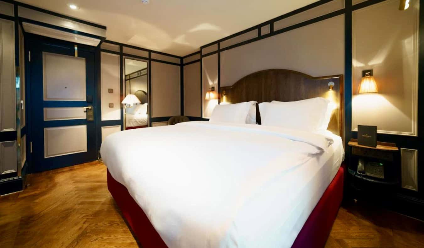 Ένα τεράστιο κρεβάτι king-size σε ένα ευρύχωρο δωμάτιο ξενοδοχείου στο Mimi's Hotel Soho στο Λονδίνο, Αγγλία