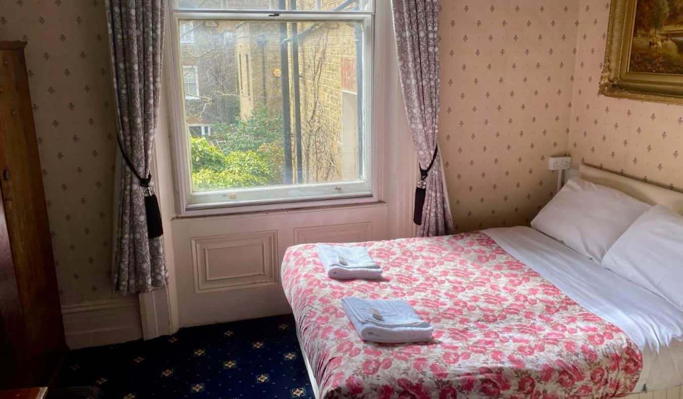 Ένα μικρό κρεβάτι σε ένα μικρό δωμάτιο ξενοδοχείου στο ξενοδοχείο Oakley στο Λονδίνο, Αγγλία