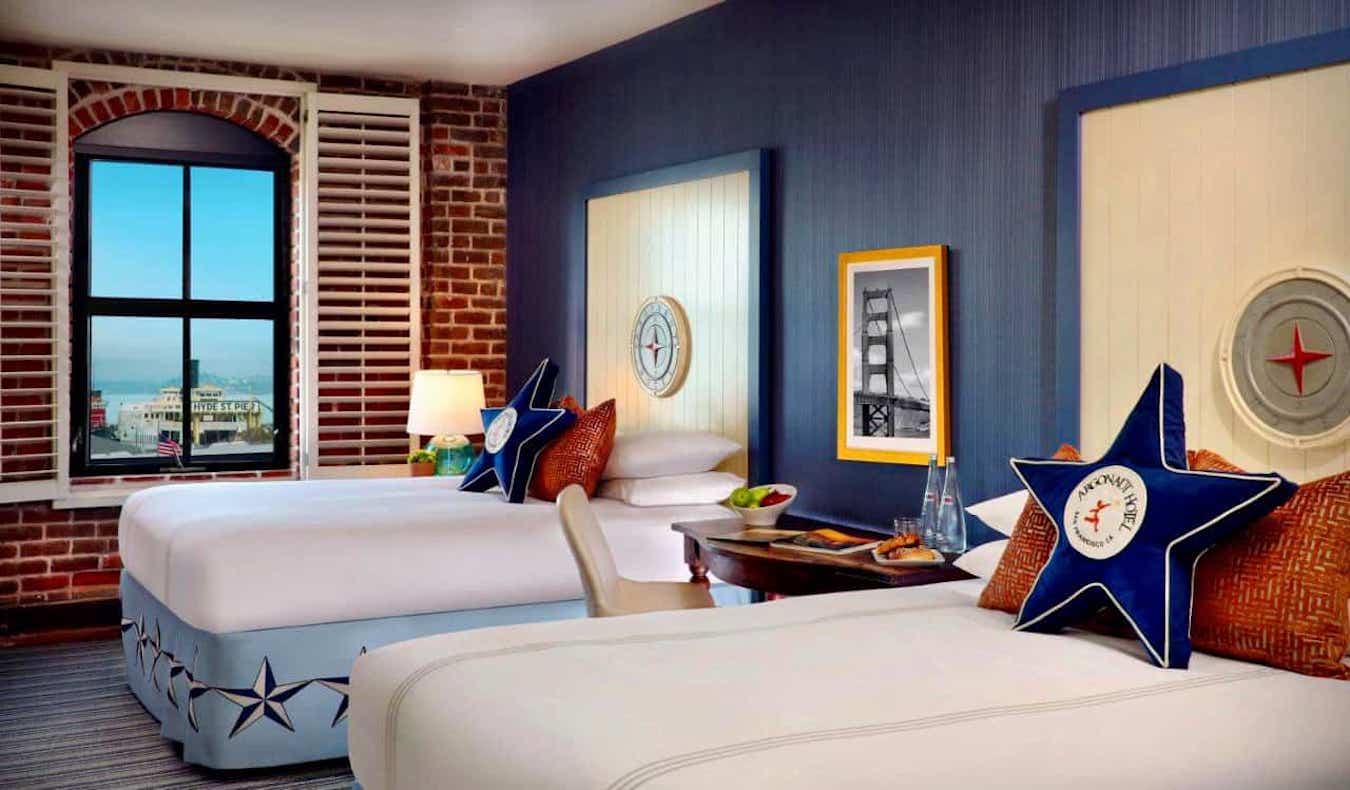 Ένα φωτεινό και πολύχρωμο δωμάτιο ξενοδοχείου στο Argonaut Hotel στο Σαν Φρανσίσκο των Η.Π.Α