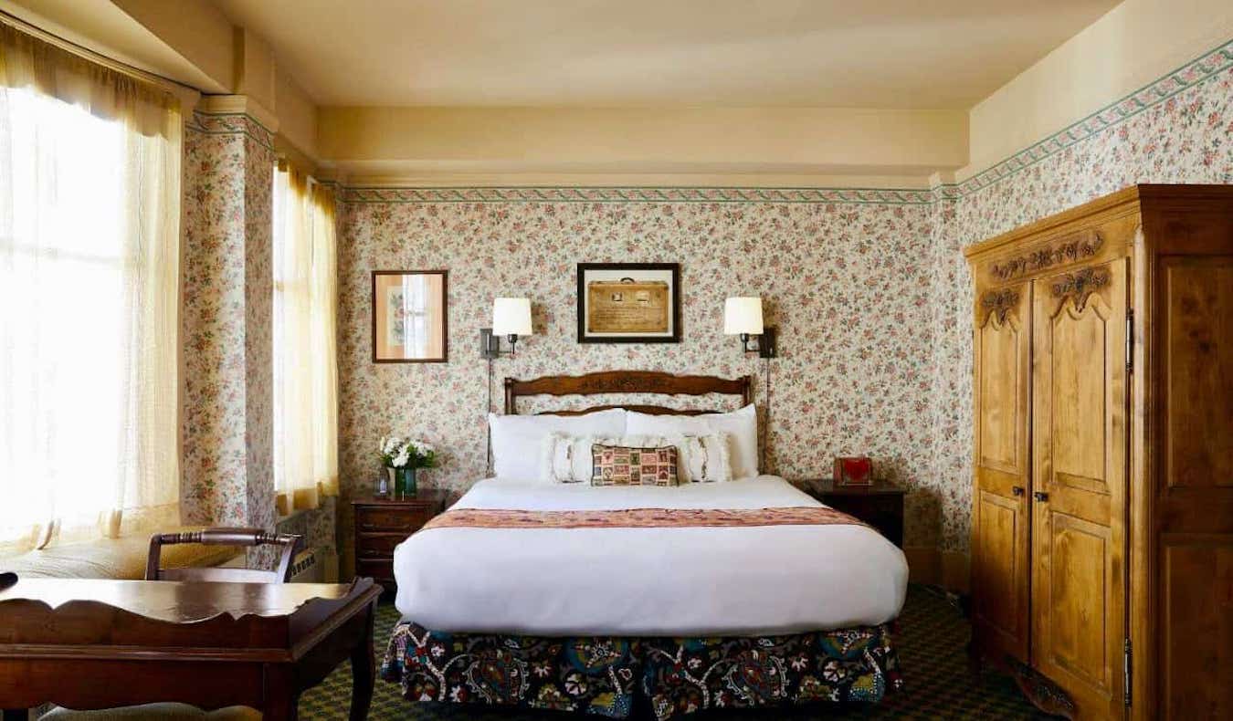 Ένα άνετο δωμάτιο B&B στο γοητευτικό ξενοδοχείο Petite Auberge στο Σαν Φρανσίσκο, Η.Π.Α.