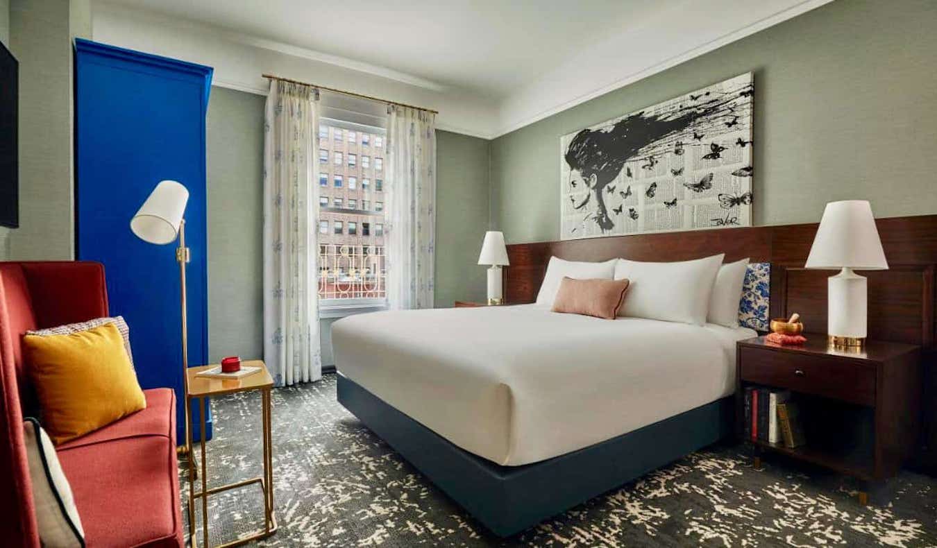Ένα δροσερό δωμάτιο ξενοδοχείου με πολλή τέχνη στο Hotel Emblem στο Σαν Φρανσίσκο των ΗΠΑ