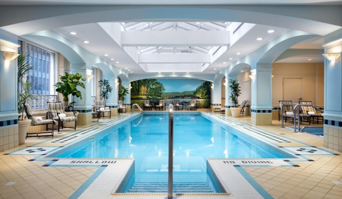 Μια εσωτερική πισίνα σε ένα γυάλινο αίθριο στο Fairmont Royal York Hotel στο Τορόντο του Καναδά