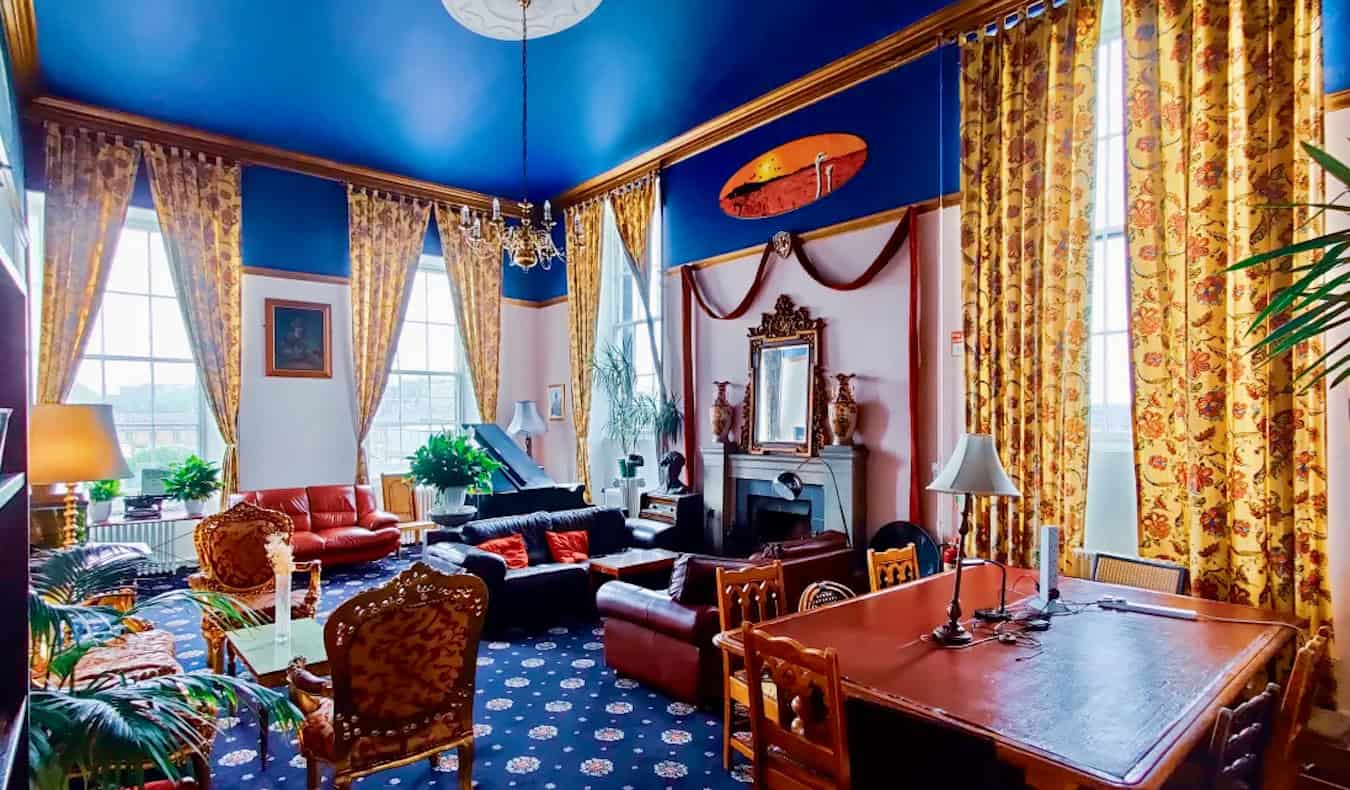 Το δροσερό, βασιλικό εσωτερικό του ξενώνα Castle Rock στο Εδιμβούργο της Σκωτίας