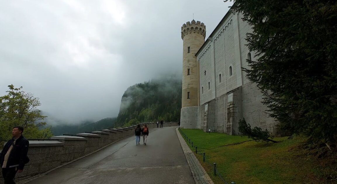 Neuschwanstein: Το Ονειρικό Κάστρο της Βαυαρίας – Ο Απόλυτος Οδηγός σου 4 Neuschwanstein