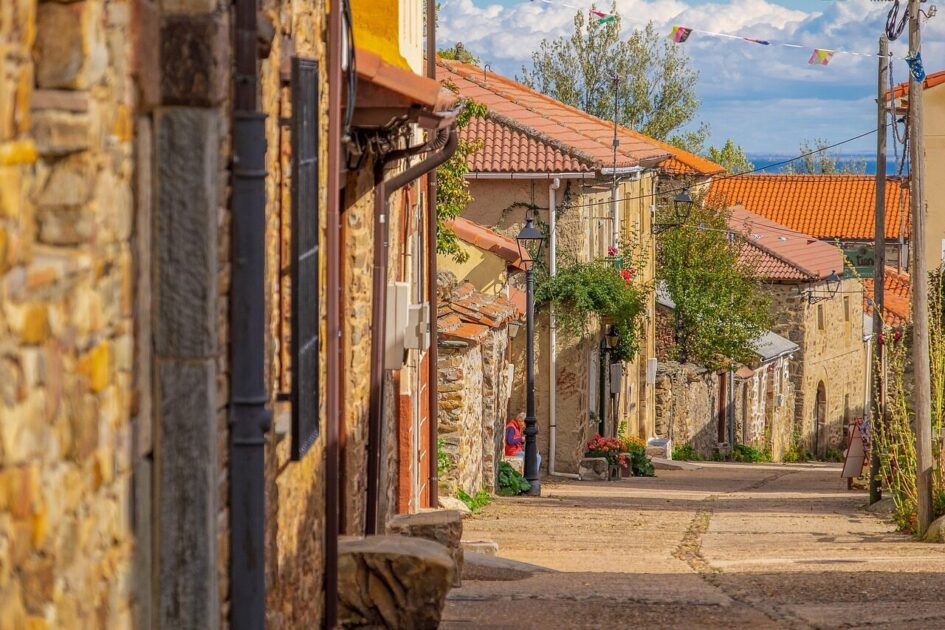 Περπατώντας το Camino de Santiago: Τι να Περιμένεις 1 way of st james, village, town, street, camino de santiago, pilgrimage, village, village, village, village, village, camino de santiago, camino de santiago, pilgrimage