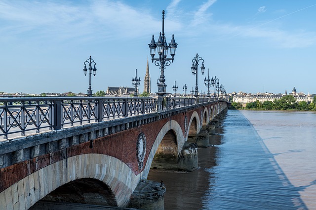 7 πράγματα για το Bordeaux που δεν ήξερες 3 Αρχιτεκτονική του Bordeaux δίπλα στο ποτάμι