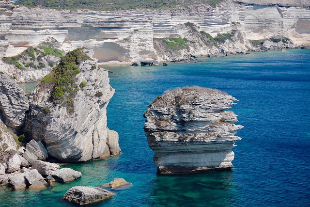 17 Χωριά σε Γκρεμούς με Εντυπωσιακές Θέες 9 Bonifacio Κορσική γκρεμός θάλασσα