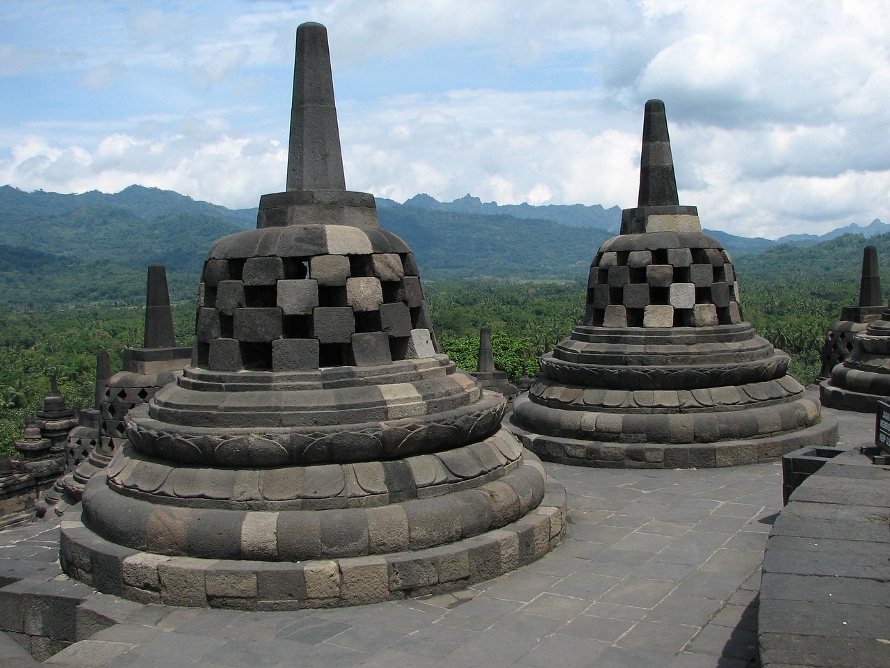 10 Πιο Όμορφοι Βουδιστικοί Ναοί στον Κόσμο 9 Borobudur Ιάβα