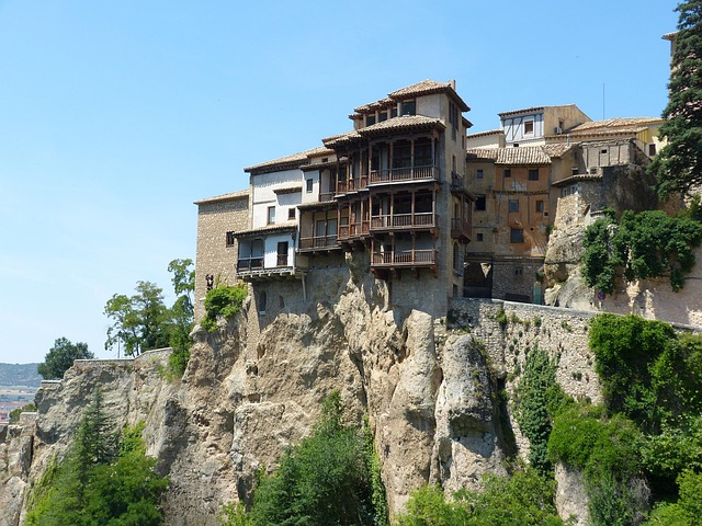 17 Χωριά σε Γκρεμούς με Εντυπωσιακές Θέες 13 Cuenca Ισπανία κρεμαστά σπίτια φαράγγι