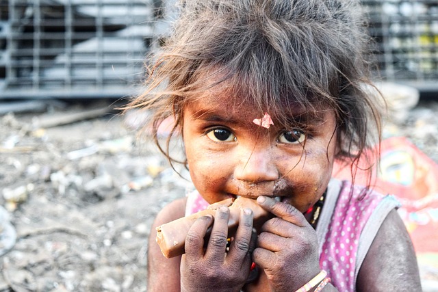 Dharavi: μια ξενάγηση σλαμ στη διάσημη παραγκούπολη της Μουμπάι 5 Δρόμος σε φτωχογειτονιά της Ινδίας