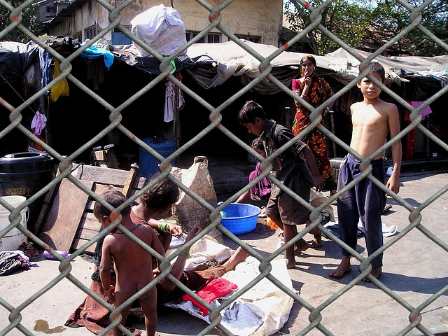 Dharavi: μια ξενάγηση σλαμ στη διάσημη παραγκούπολη της Μουμπάι 4 Αυτοσχέδιες κατοικίες με καλώδια στο Dharavi