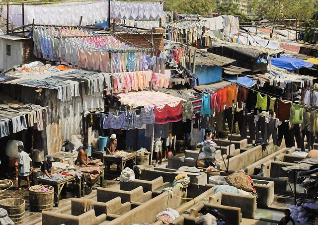 Dharavi: μια ξενάγηση σλαμ στη διάσημη παραγκούπολη της Μουμπάι 8 Πλύσιμο ρούχων στο Dhobi Ghat της Μουμπάι