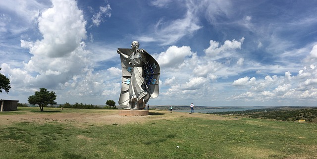 Interstate 90 Νότια Ντακότα: Ένα Road Trip στα Badlands & στο Wall Drug 7 Άγαλμα Dignity Νότια Ντακότα