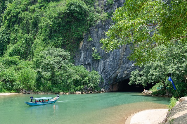 Ninh Binh: το ξεχασμένο τοπίο ποταμών και βουνών του Βιετνάμ 6 Βάρκα μπροστά στην είσοδο σπηλιάς πάνω στο ποτάμι