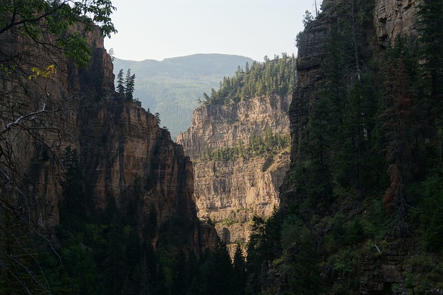Οδηγός για τη Glenwood Springs: Ιαματικές Πηγές, Πεζοπορίες και Κρυμμένες Σπηλιές 7 Hanging Lake Κολοράντο
