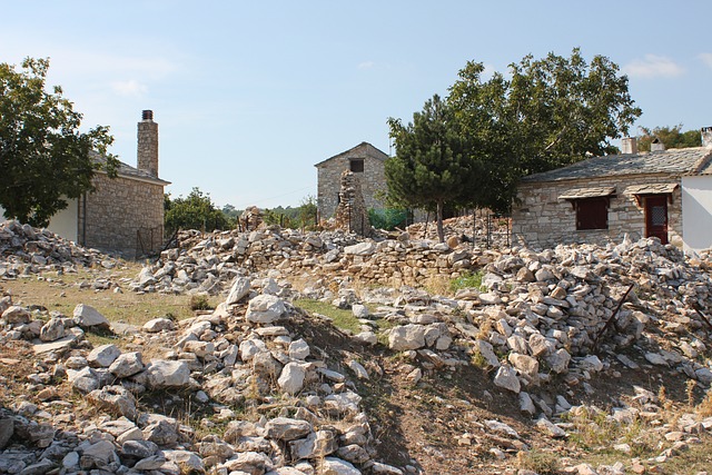17 Χωριά σε Γκρεμούς με Εντυπωσιακές Θέες 16 Κάστρο Φολέγανδρος μεσαιωνικό χωριό γκρεμός