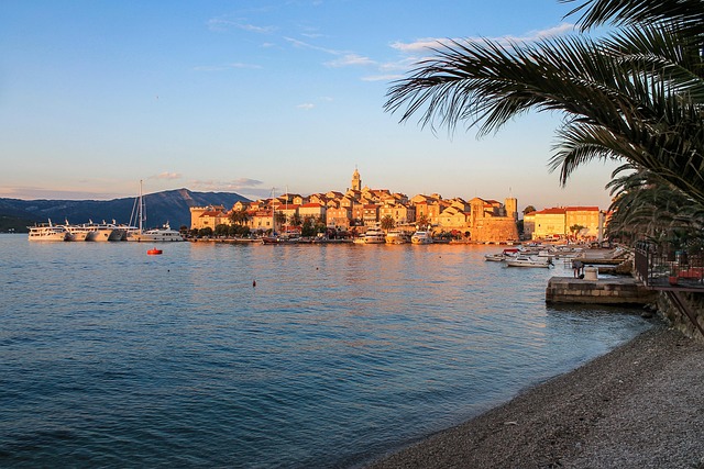 Η παλιά πόλη της Korčula στην Κροατία στο ηλιοβασίλεμα