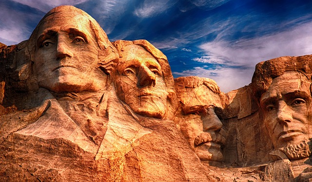Mount Rushmore τη νύχτα: Φωτισμός, μονοπάτι και ιστορία 1 Το Mount Rushmore φωτισμένο τη νύχτα