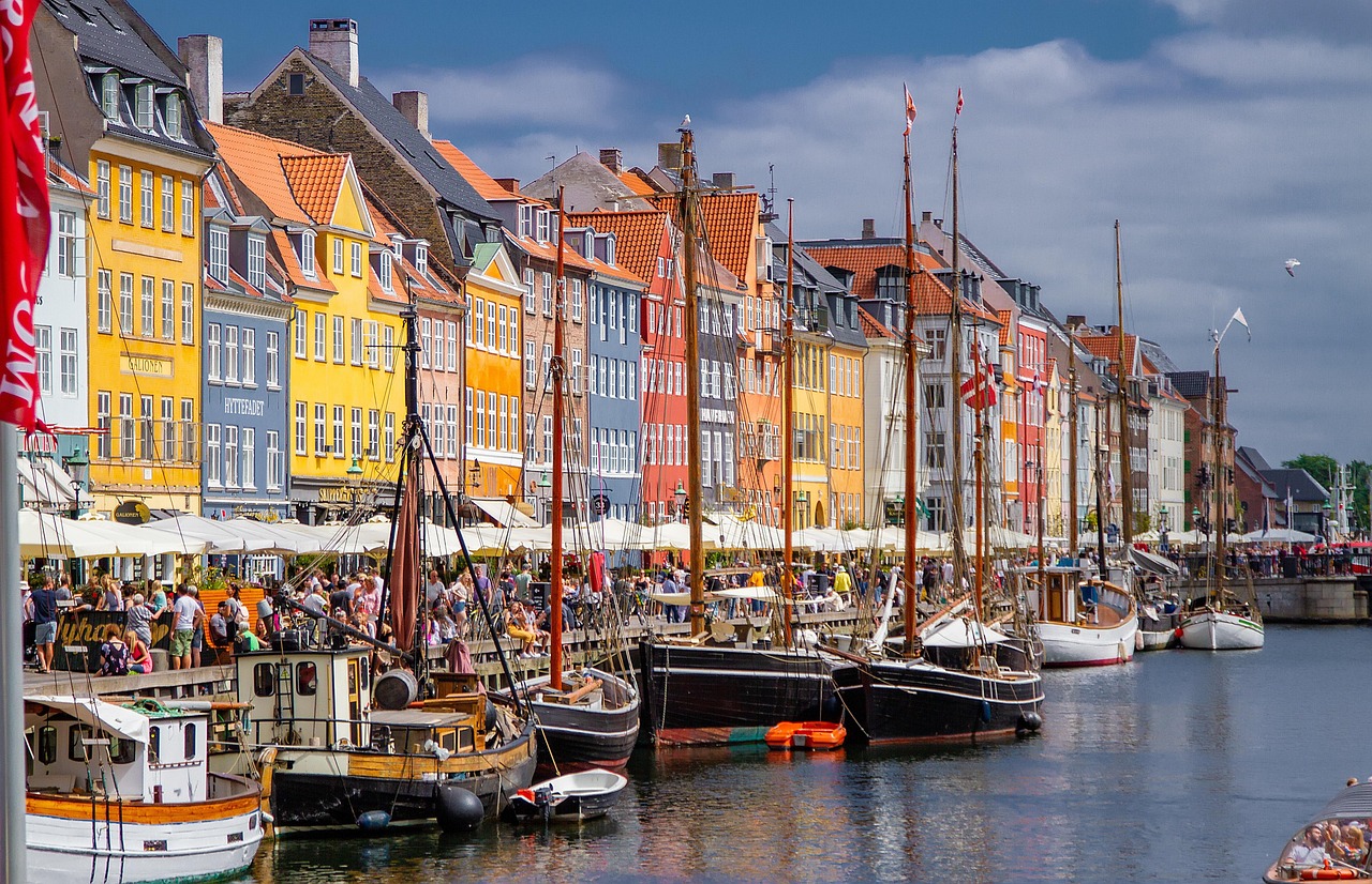 25 Πιο Πολύχρωμες Πόλεις στον Κόσμο 16 Nyhavn Κοπεγχάγη πολύχρωμα σπίτια