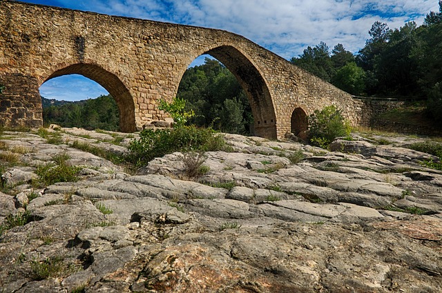 Περπατώντας το Camino de Santiago: Τι να Περιμένεις 10 Παλιά πέτρινη ρωμαϊκή γέφυρα