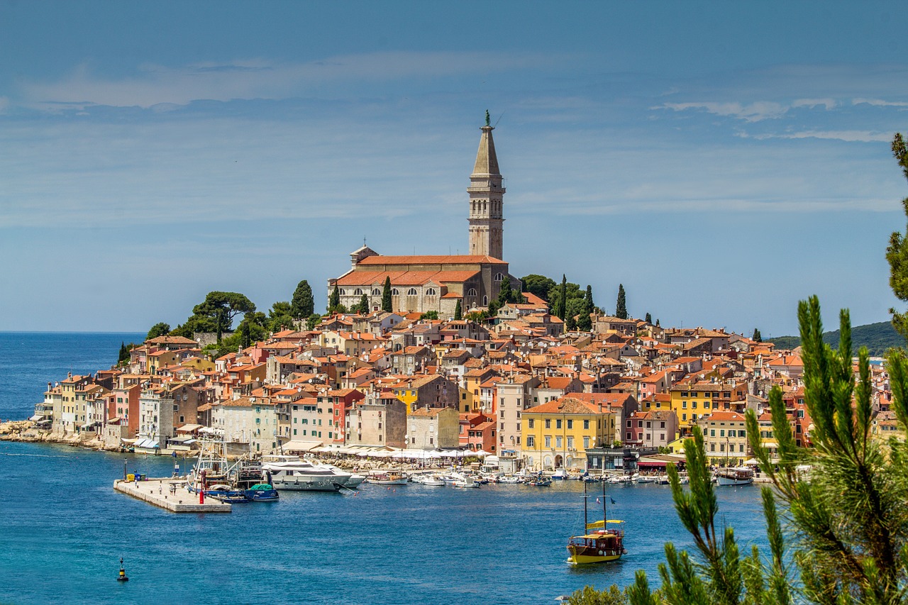 25 Πιο Πολύχρωμες Πόλεις στον Κόσμο 10 Rovinj Κροατία παστέλ σπίτια