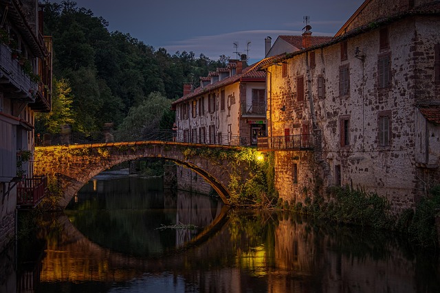 Περπατώντας το Camino de Santiago: Τι να Περιμένεις 12 Πέτρινη γέφυρα χωριό