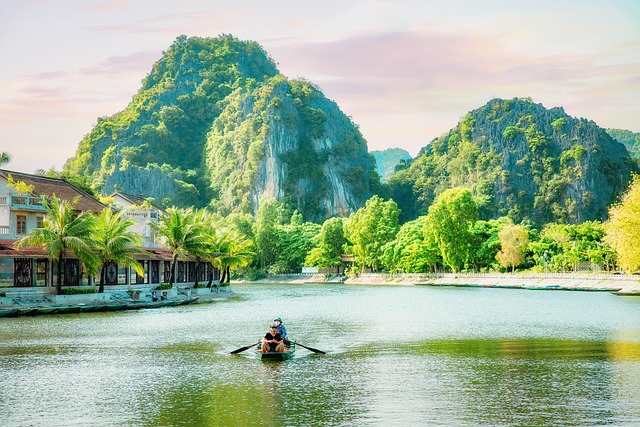 Ninh Binh: το ξεχασμένο τοπίο ποταμών και βουνών του Βιετνάμ 7 Βάρκες στο Tam Coc με τα βουνά στο βάθος