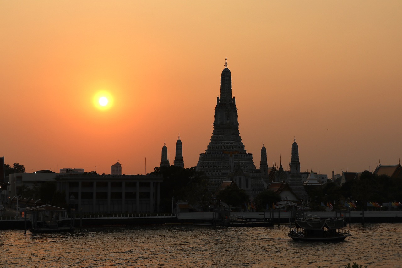 10 Πιο Όμορφοι Βουδιστικοί Ναοί στον Κόσμο 3 Wat Arun Μπανγκόκ