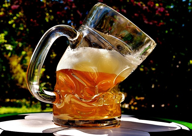 Ζήσε το Cannstatter Volksfest στη Στουτγάρδη 4 Μεγάλη κούπα μπίρας με αφρό σε φεστιβάλ μπίρας