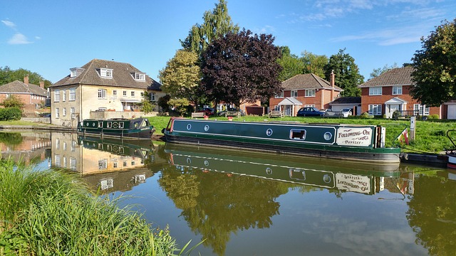 Παραδοσιακή στενή βάρκα (narrowboat) σε κανάλι της Αγγλίας