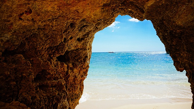 Cathedral Cove με σκάφος από τη Whitianga της Νέας Ζηλανδίας 3 Σκάφος περιήγησης μπαίνει σε θαλάσσια σπηλιά στη Νέα Ζηλανδία