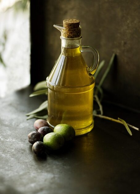 Μπουκάλι ελαιόλαδου με ελιές