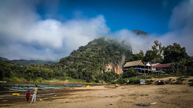 Λάος με σακίδιο: Vientiane, Vang Vieng και Luang Prabang 3 Πράσινο τοπίο και βουνά στην ύπαιθρο του Λάος