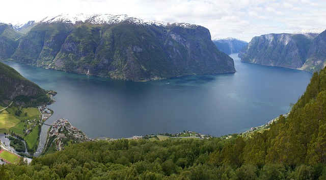 Καγιάκ στο Lustrafjord: μια προσβάσιμη περιπέτεια στο Luster 1 Ορεινό φιόρδ με βουνά και ήρεμα νερά στη Νορβηγία