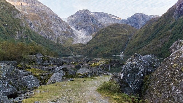 Καγιάκ στο Lustrafjord: μια προσβάσιμη περιπέτεια στο Luster 4 Παγετώνας σε ορεινή κοιλάδα στη Νορβηγία